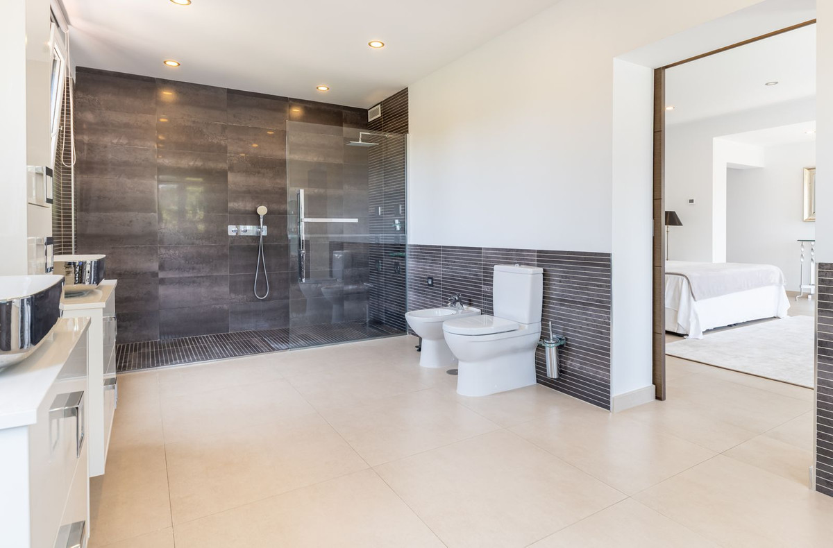 8 Bedroom Villa in San Pedro de Alcántara - Photo 11