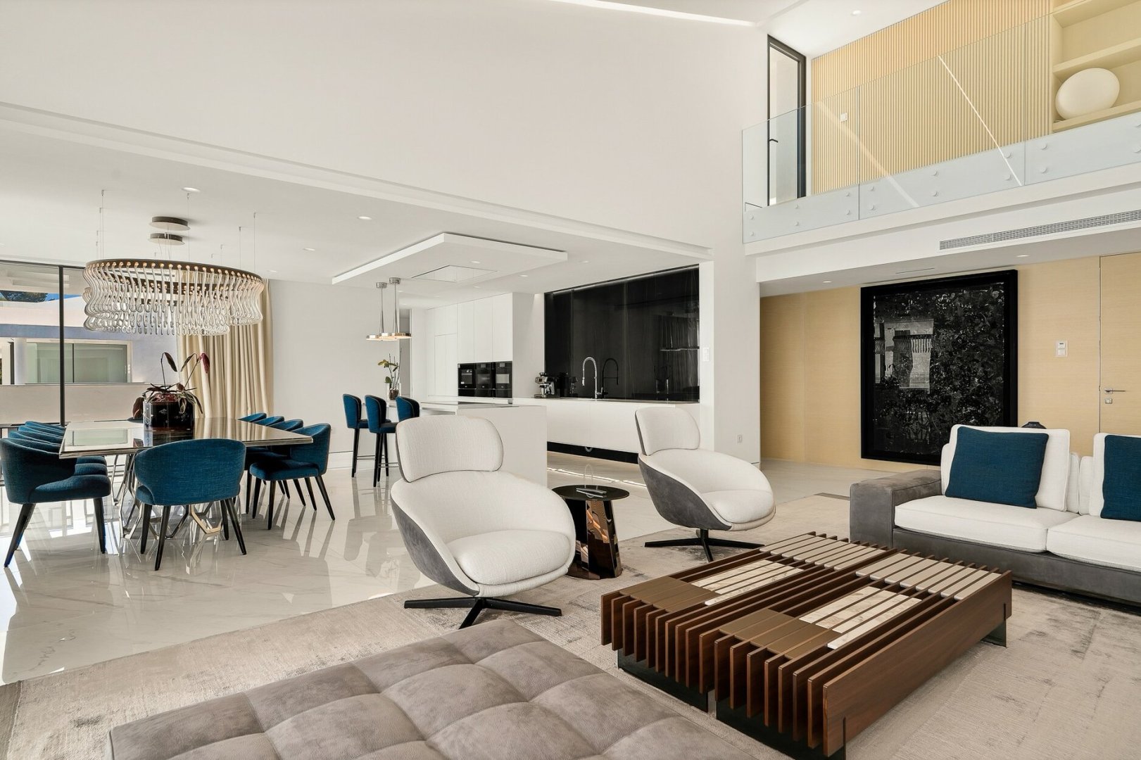 4 Bedroom Apartment in Estepona - Photo 2