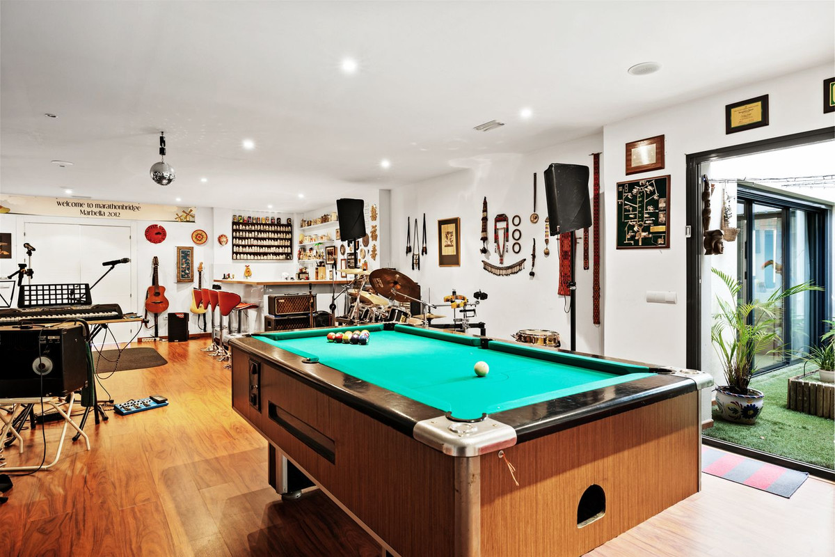 6 Bedroom Villa in Marbella - Photo 37