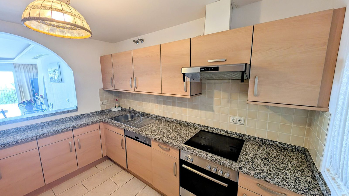 2 Bedroom Apartment in Benahavís - Photo 12
