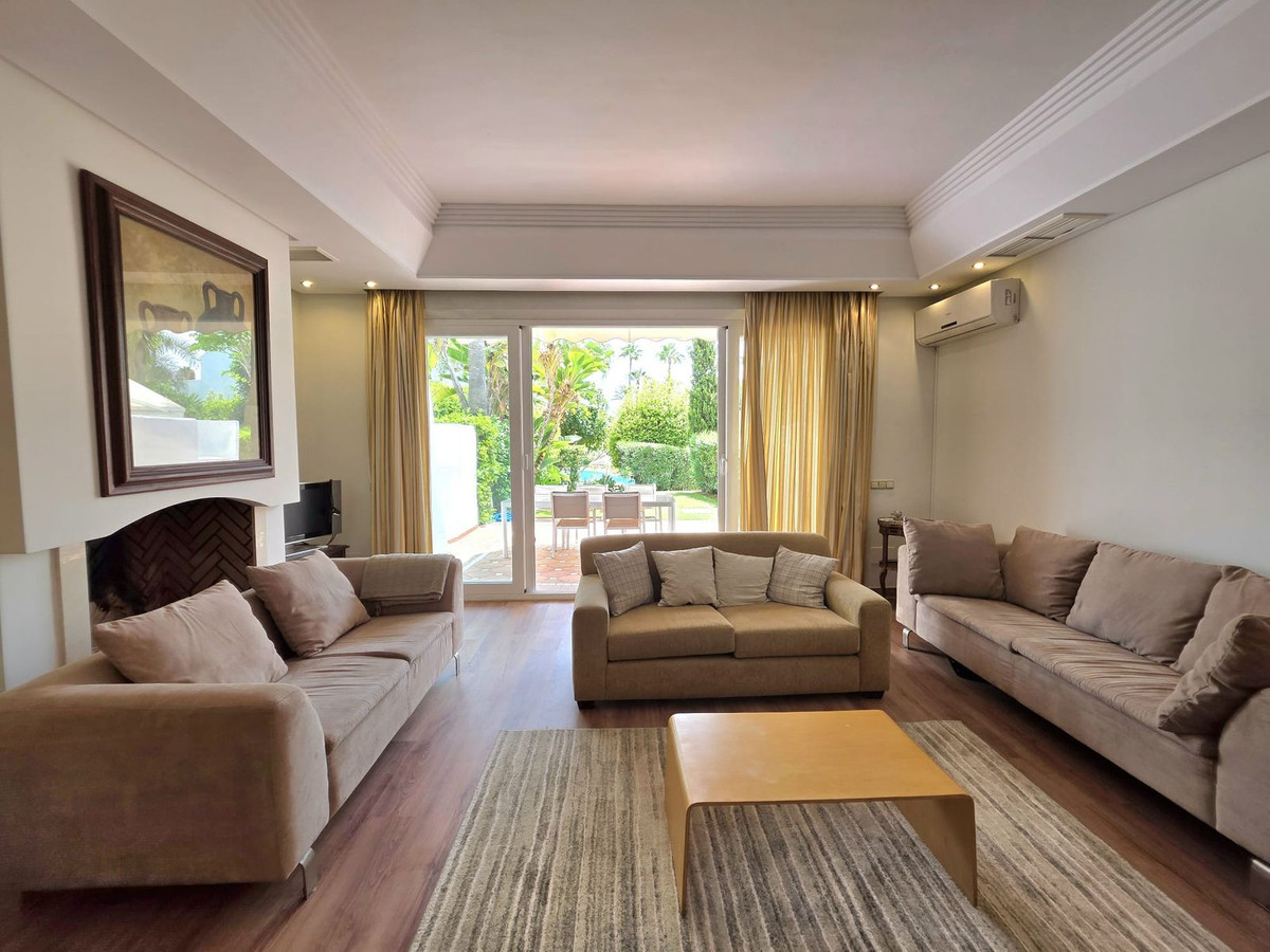 3 Bedroom Townhouse in Estepona - Photo 7