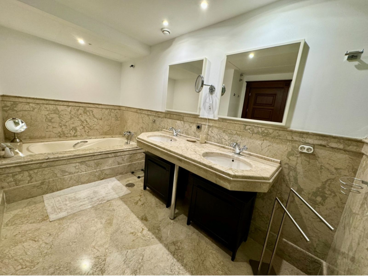 3 Bedroom Apartment in San Pedro de Alcántara - Photo 24