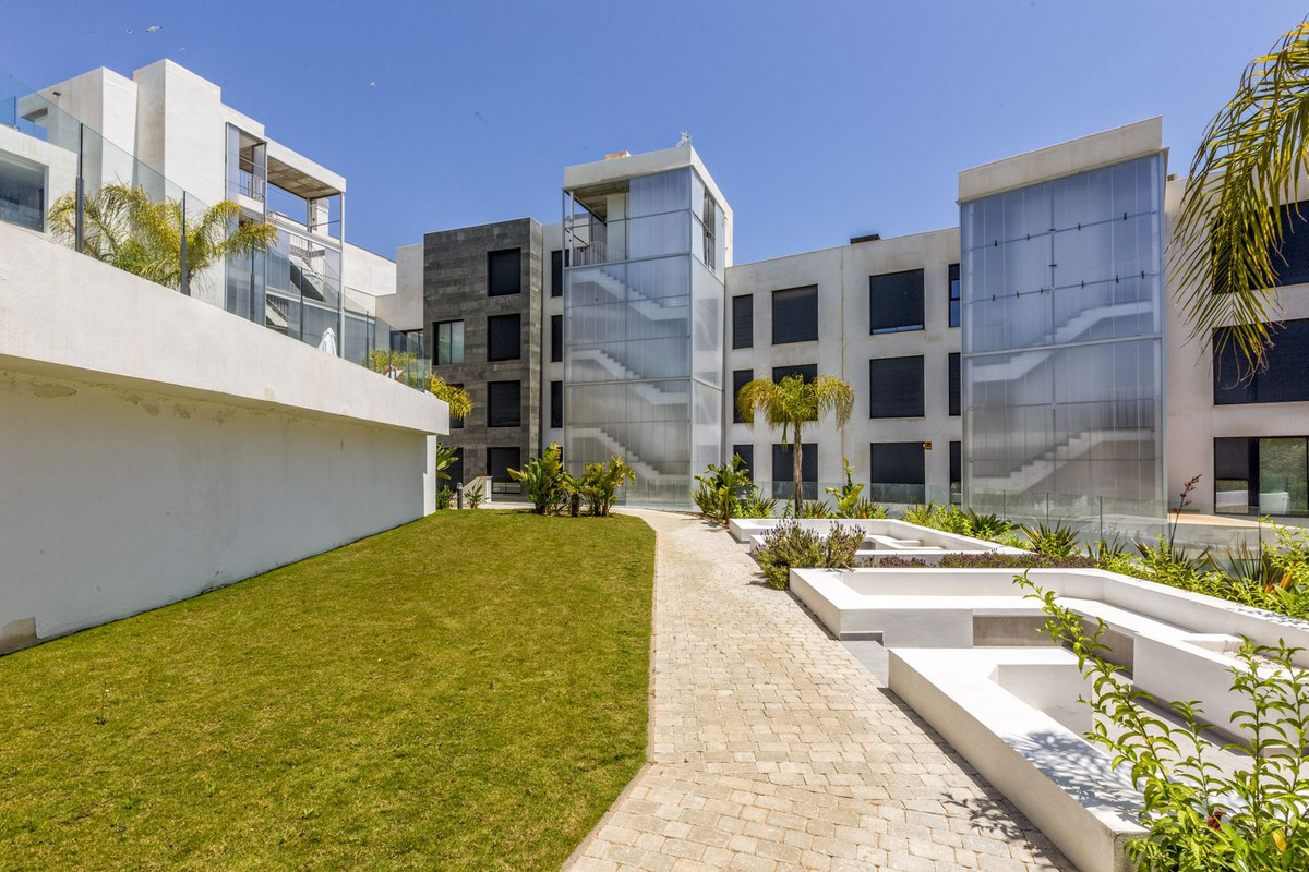 2 Bedroom Apartment in Fuengirola - Photo 32