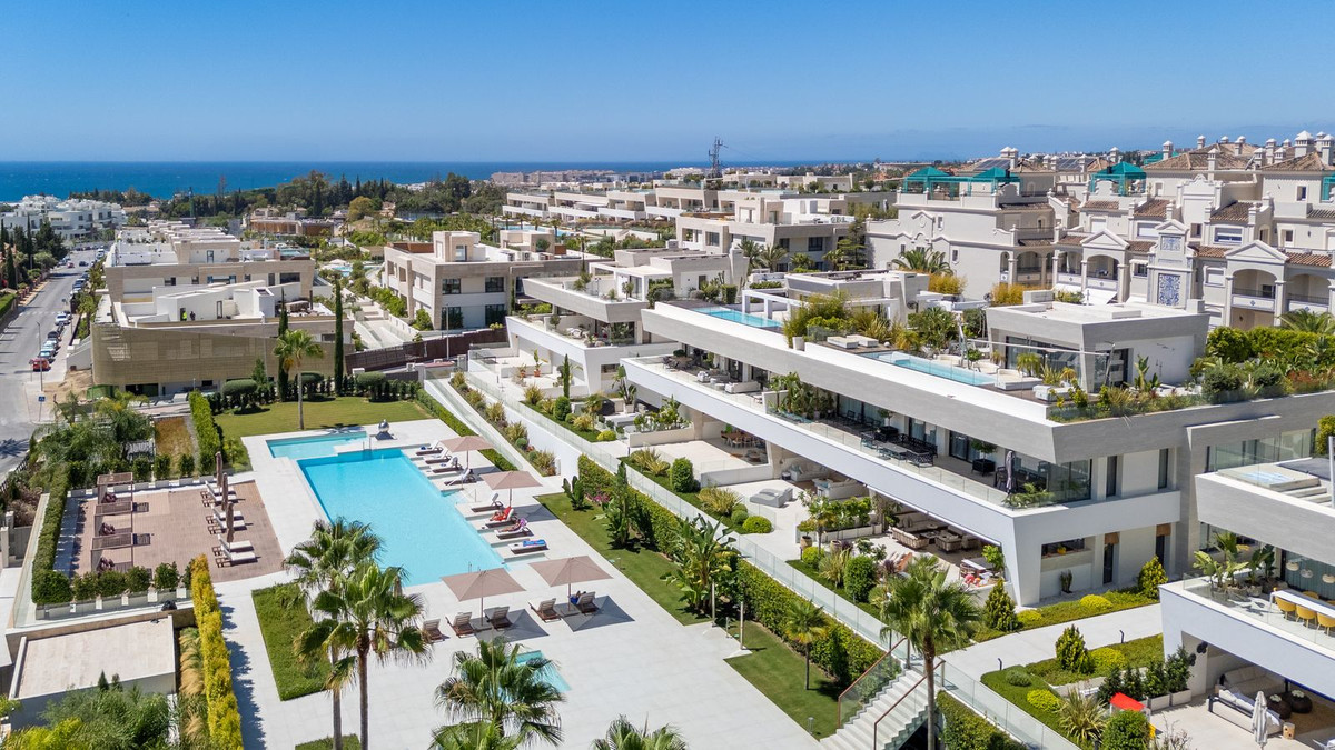 4 Bedroom Apartment in Marbella - Photo 2