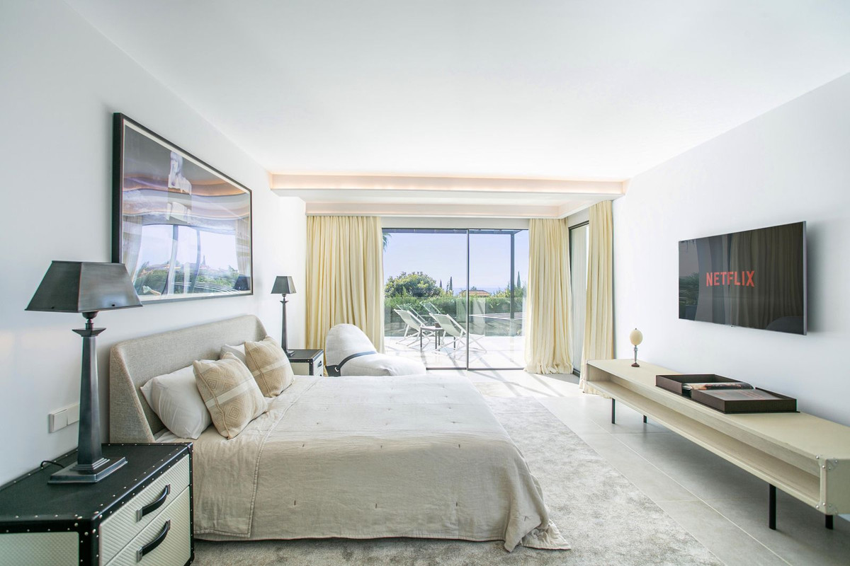 5 Bedroom Villa in Marbella - Photo 6
