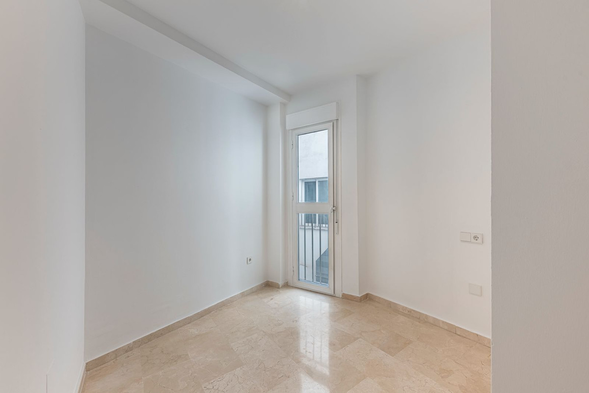 2 Bedroom Apartment in Estepona - Photo 16