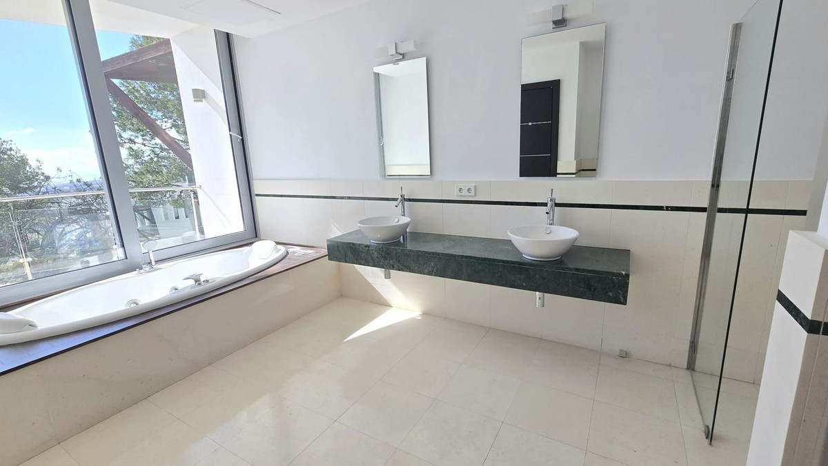 5 Bedroom Villa in Marbella - Photo 11