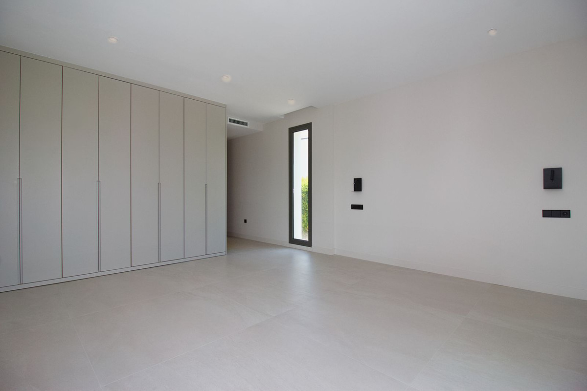 4 Bedroom Villa in Estepona - Photo 19