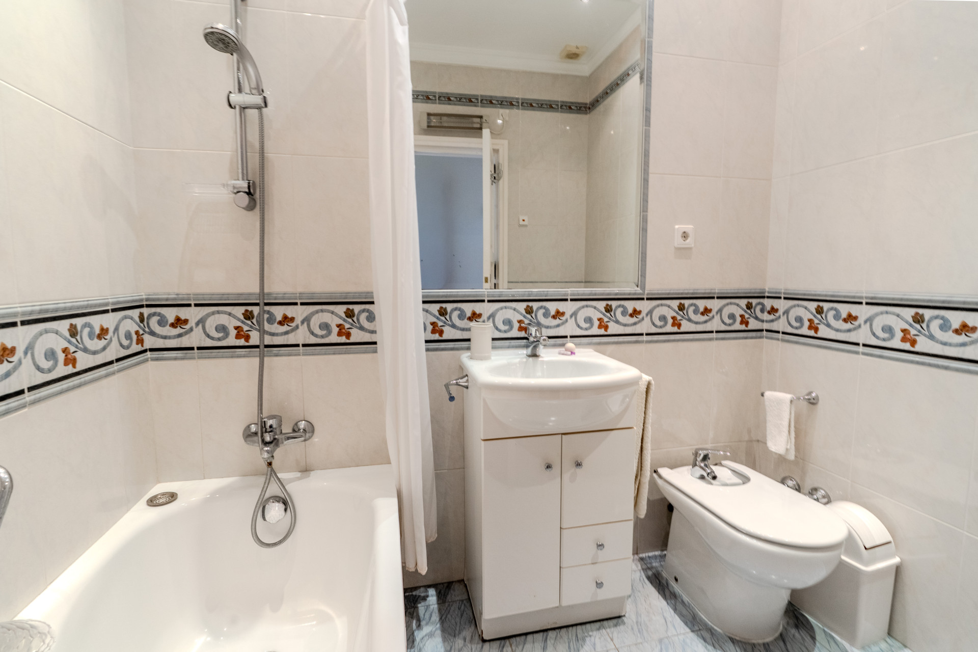 6 Bedroom Villa in Marbella - Photo 27