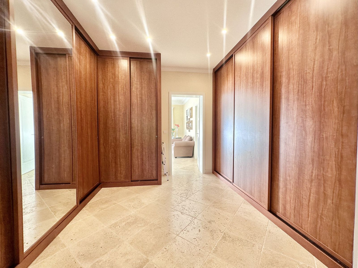 6 Bedroom Villa in Marbella - Photo 25