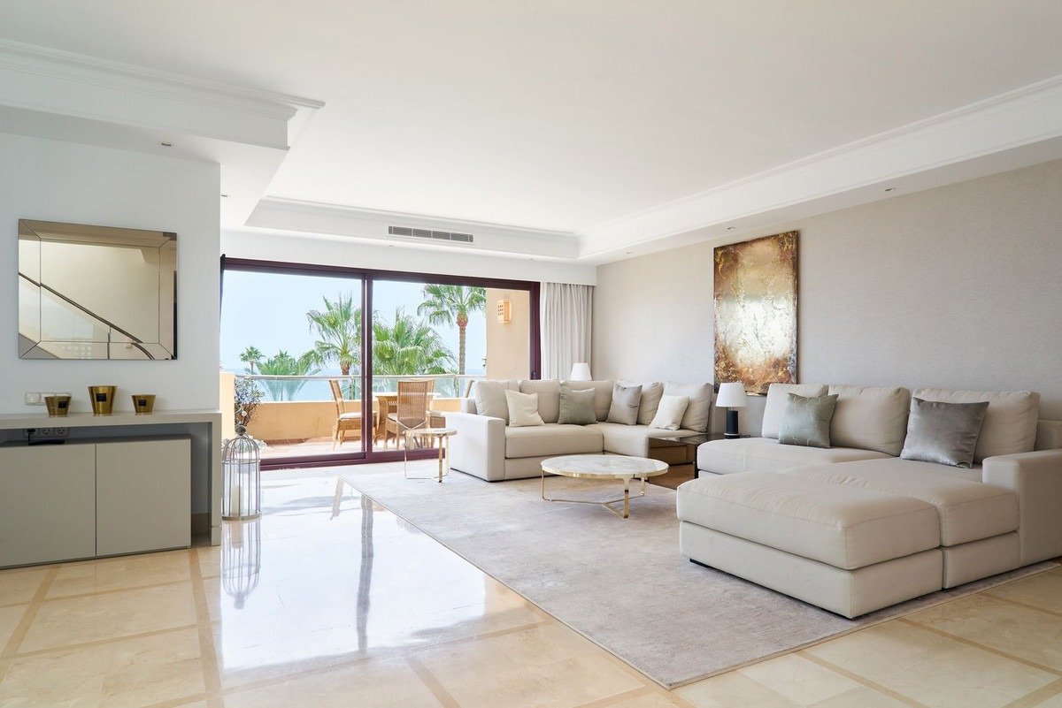 3 Bedroom Penthouse in Estepona - Photo 2