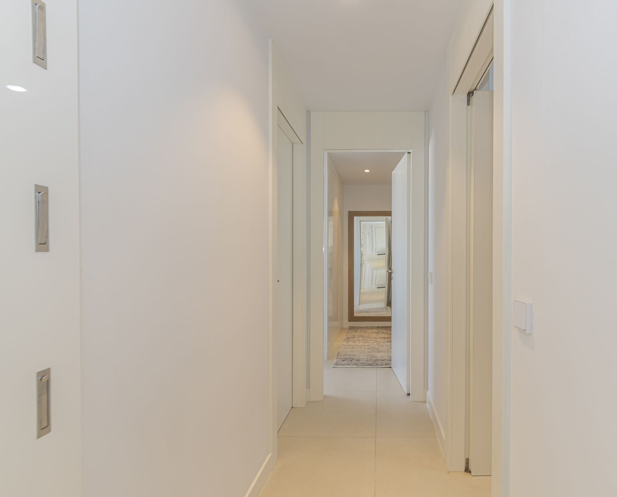 2 Bedroom Apartment in Benalmádena - Photo 17