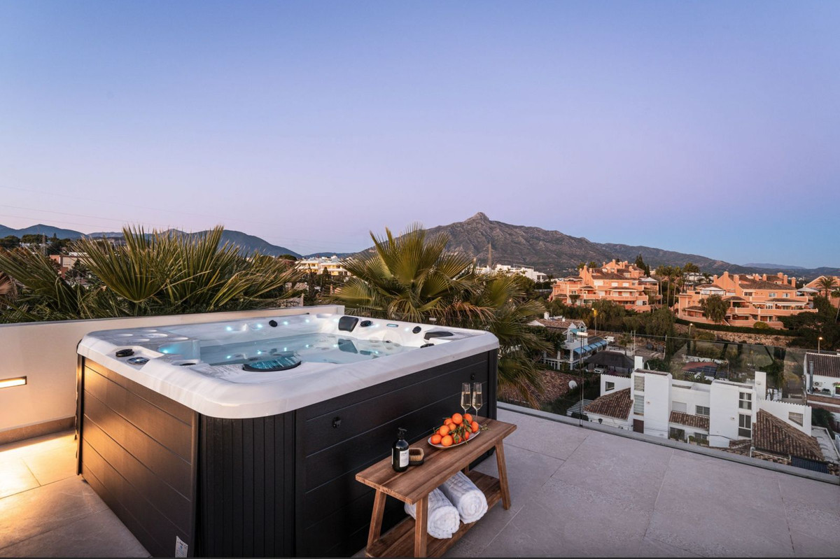 5 Bedroom Villa in Marbella - Photo 8