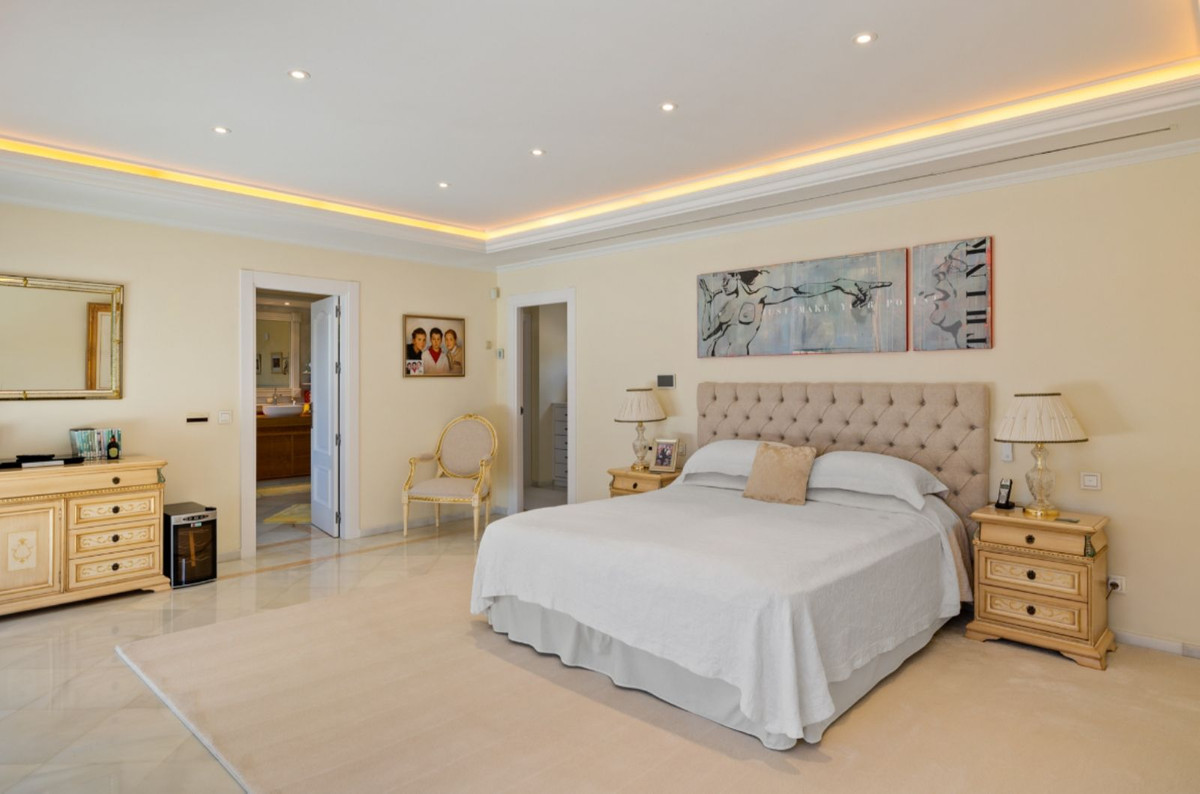 6 Bedroom Villa in Marbella - Photo 10