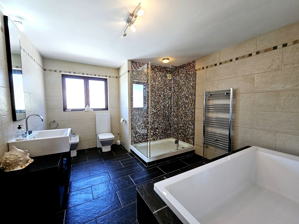 6 Bedroom Villa in Estepona - Photo 26