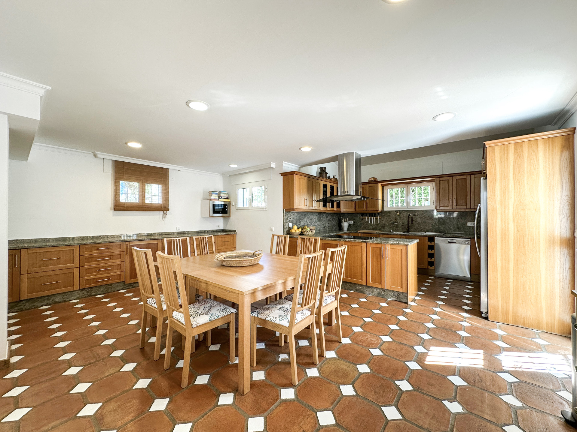 6 Bedroom Villa in Estepona - Photo 8