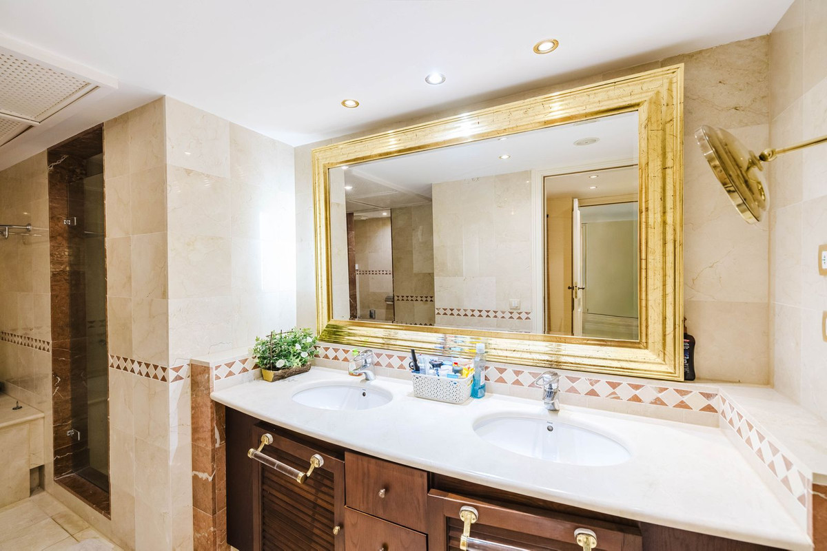 2 Bedroom Apartment in Estepona - Photo 12