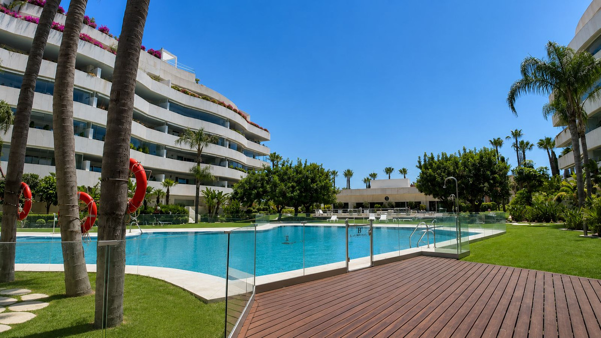 Piso de 4 dormitorios con piscina en Málaga – Foto 4