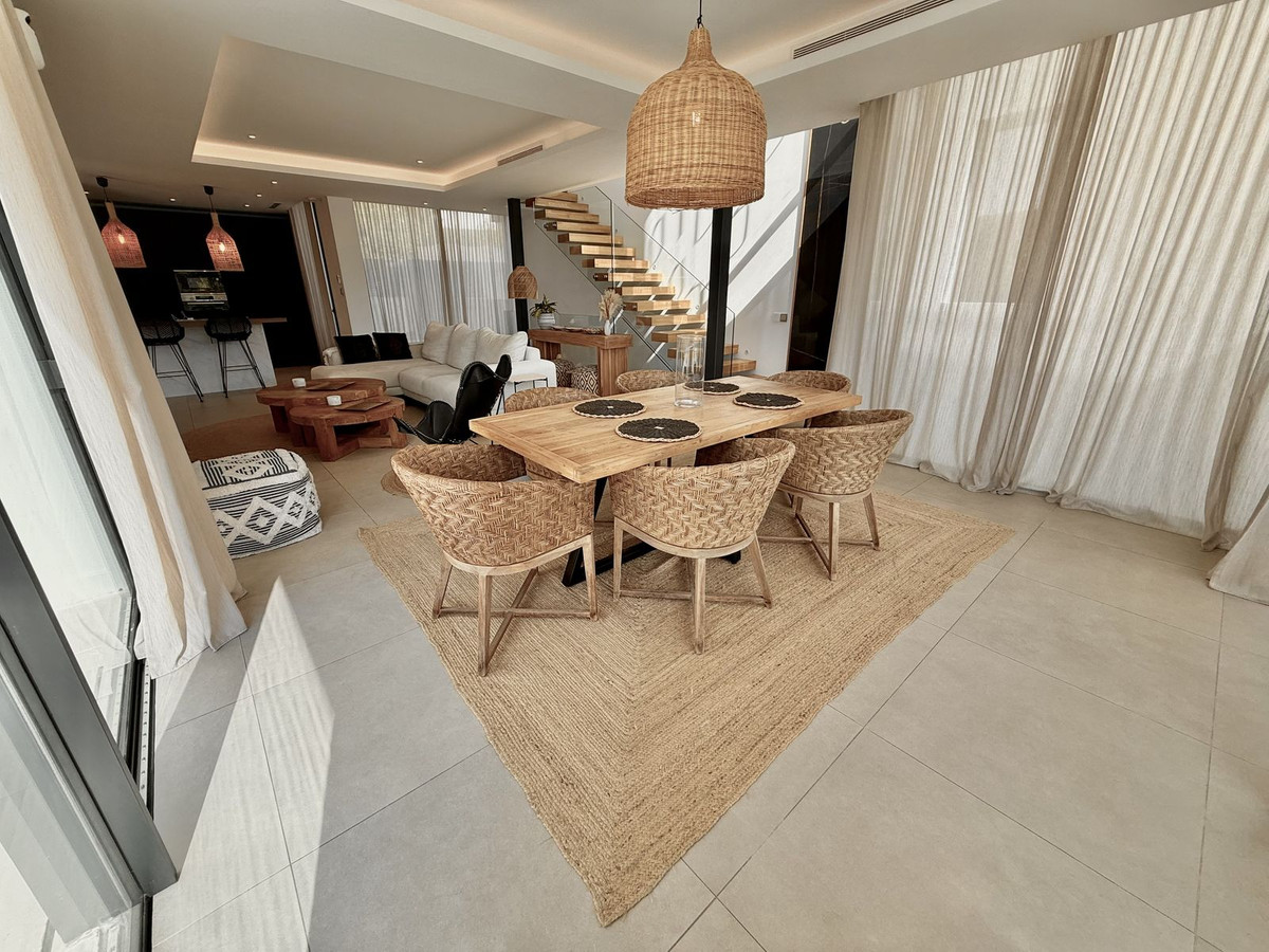 4 Bedroom Villa in Estepona - Photo 21
