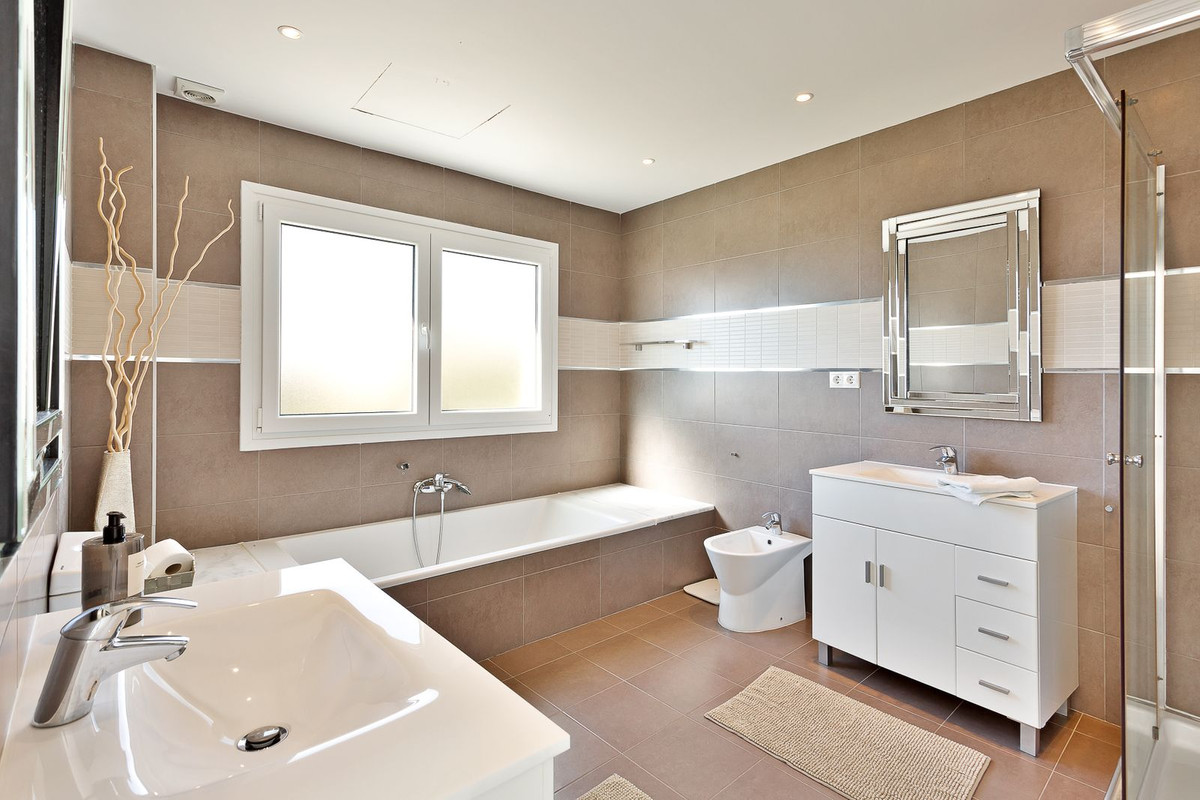 4 Bedroom Villa in Marbella - Photo 32