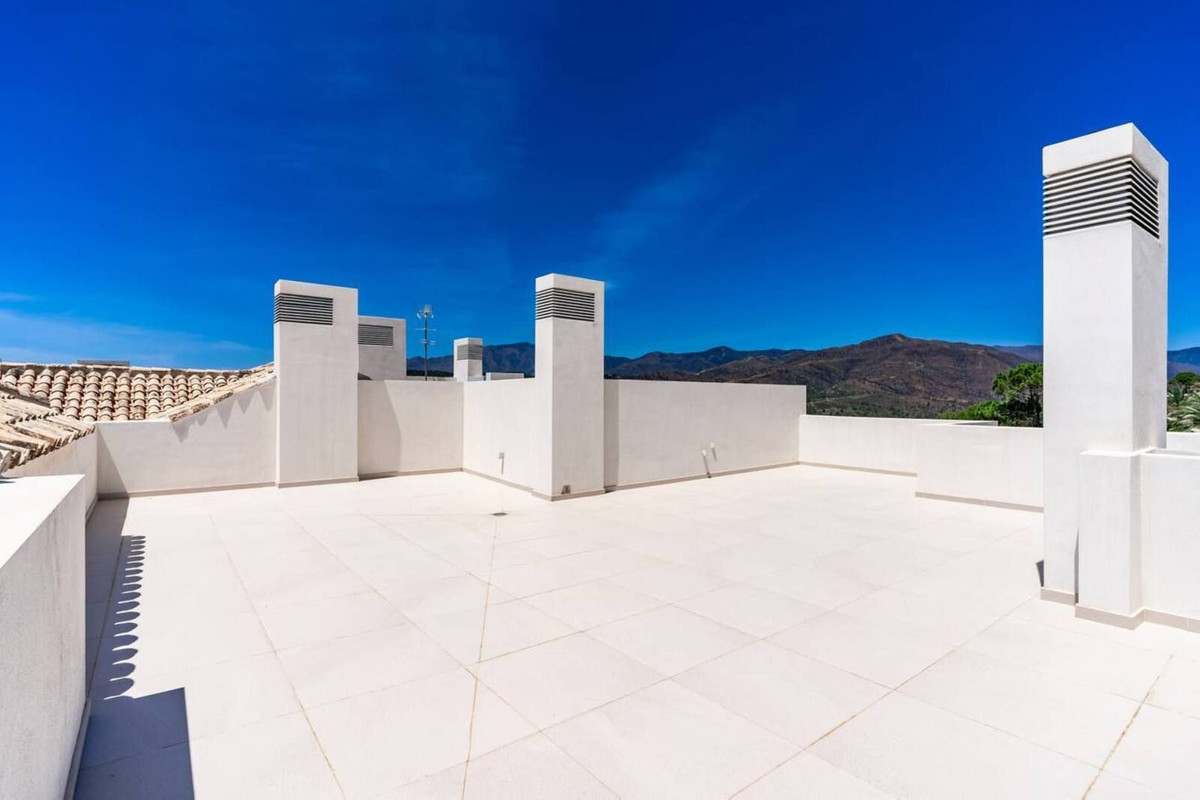 4 Bedroom Penthouse in Benahavís - Photo 26