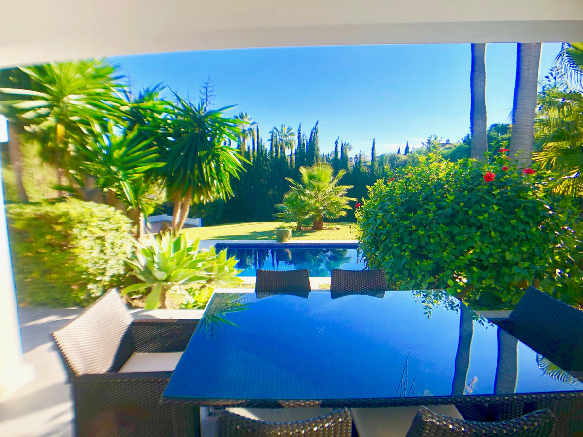 4 Bedroom Villa in Estepona - Photo 30