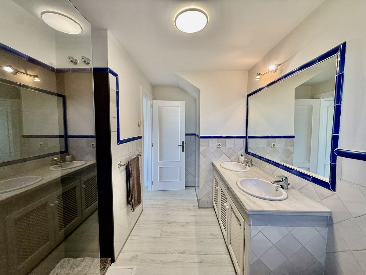 3 Bedroom Penthouse in Casares - Photo 33