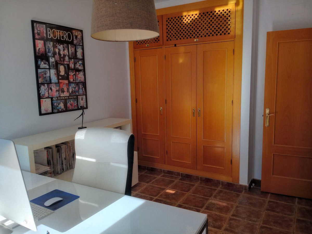 3 Bedroom Townhouse in Estepona - Photo 17