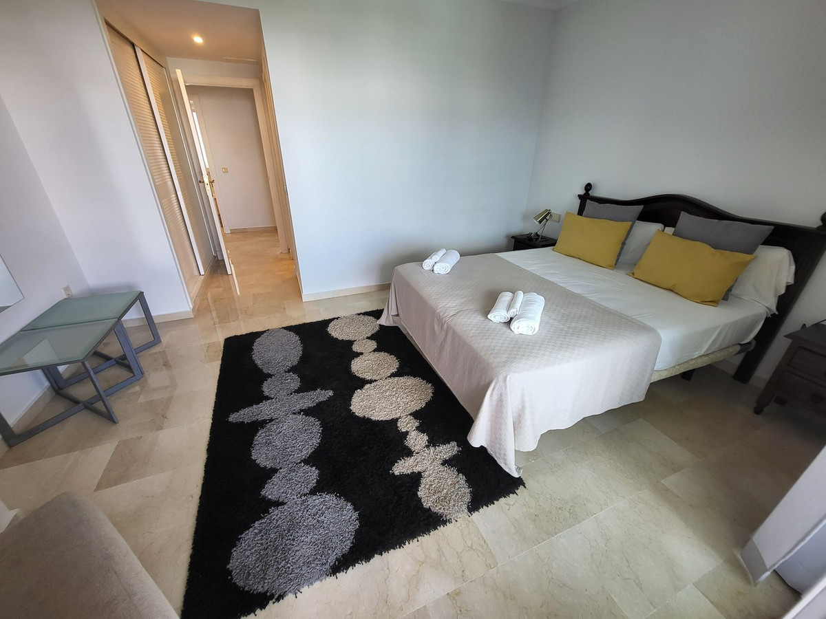 Piso de 4 dormitorios con piscina en Málaga – Foto 5