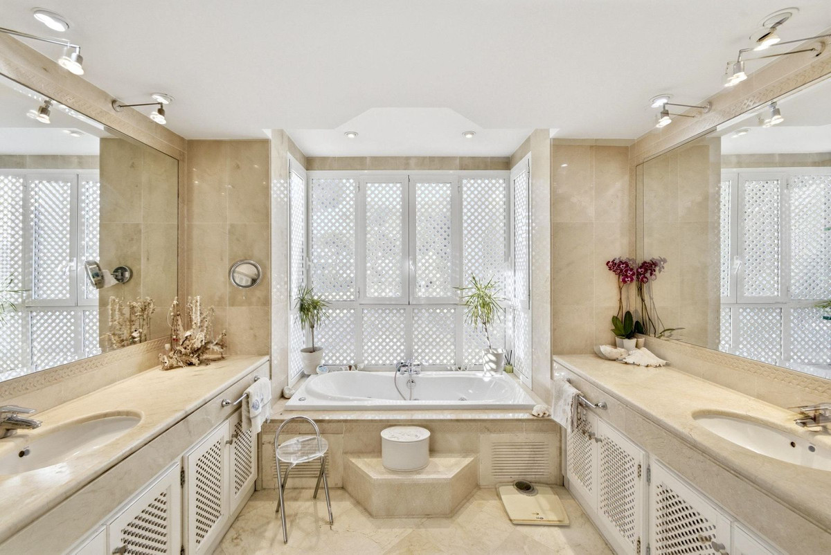 4 Bedroom Villa in Estepona - Photo 28