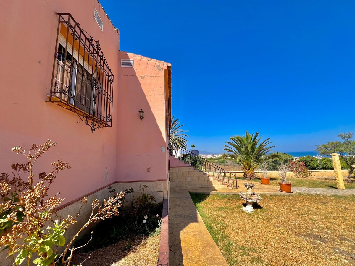 6 Bedroom Villa in Estepona - Photo 37