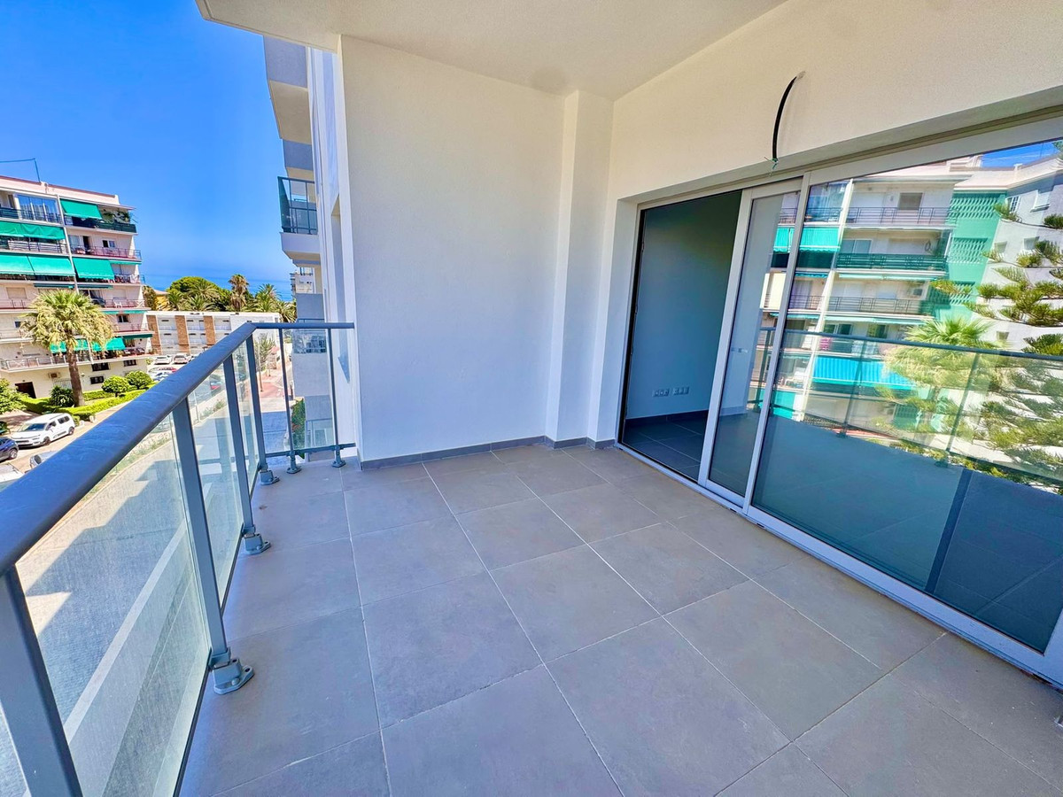 2 Bedroom Apartment in Benalmádena - Photo 2