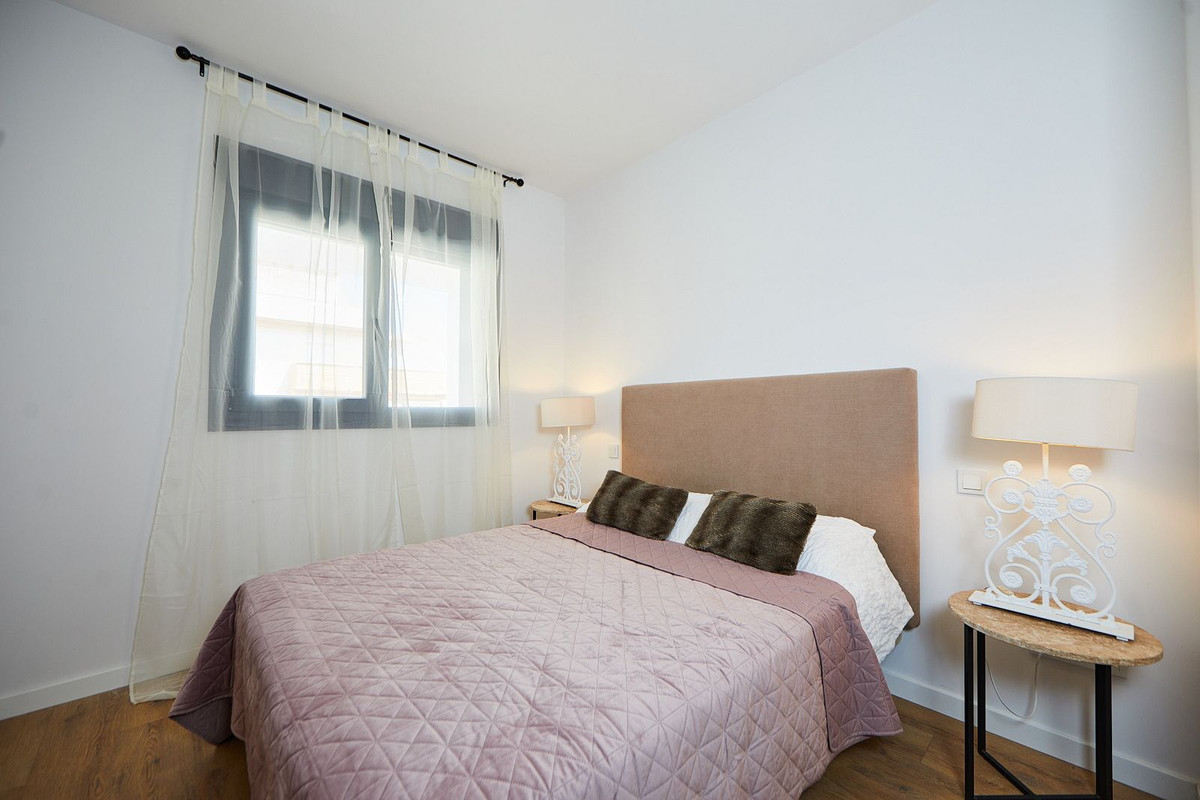 2 Bedroom Apartment in Estepona - Photo 13