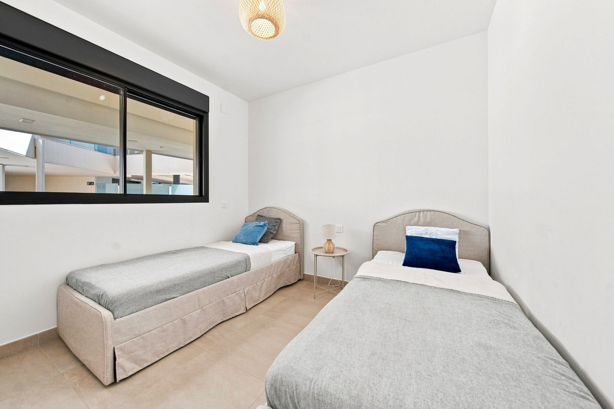 2 Bedroom Apartment in Fuengirola - Photo 11