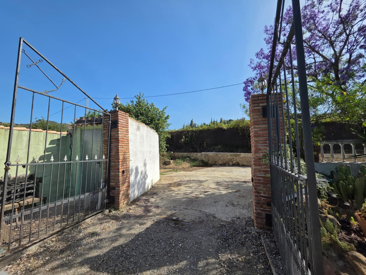 4 Bedroom Country house in Guaro - Photo 14