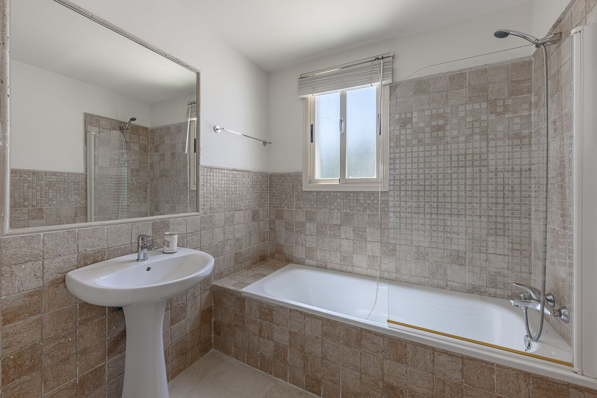 4 Bedroom Townhouse in Marbella - Photo 18