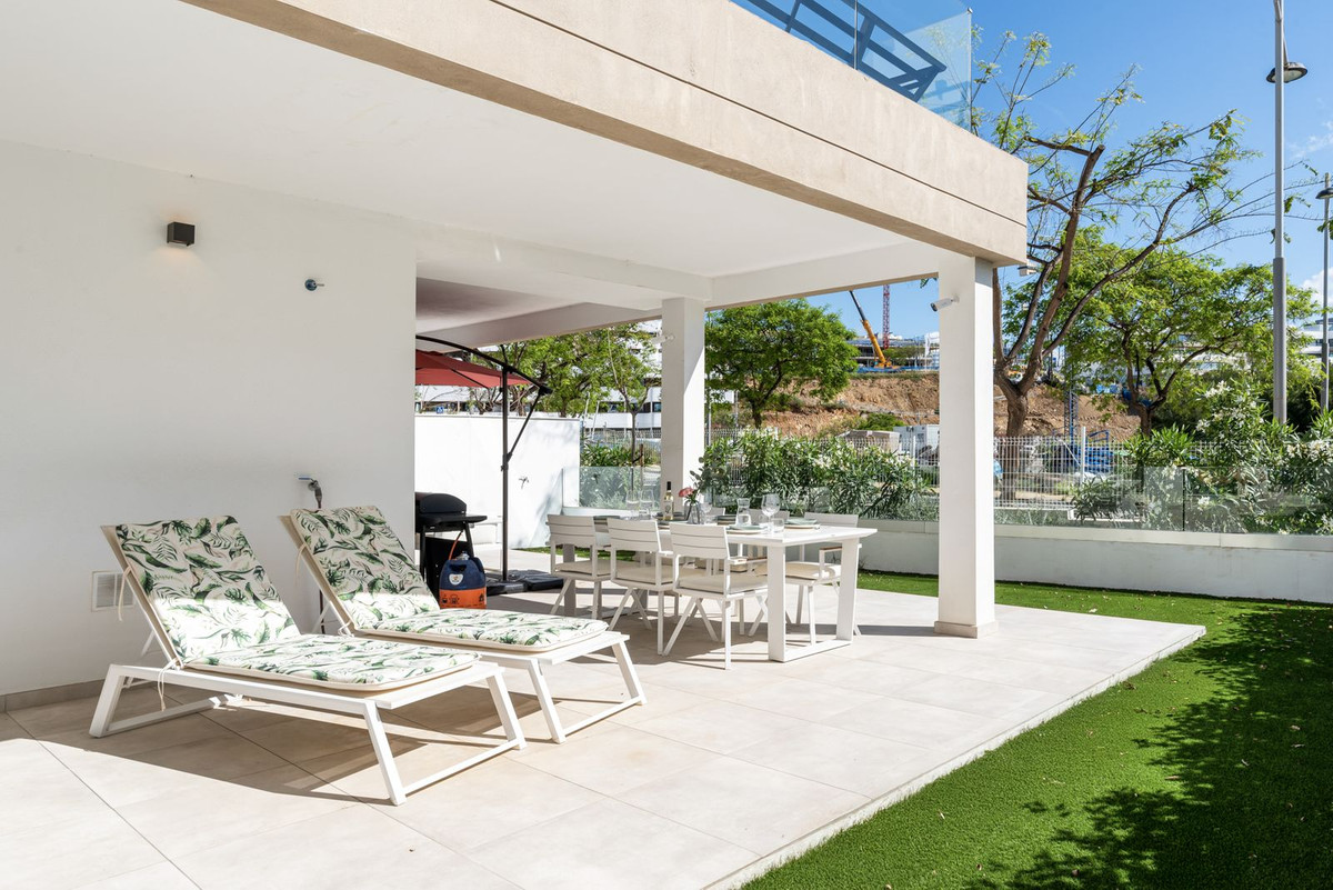 3 Bedroom Apartment in Estepona - Photo 3