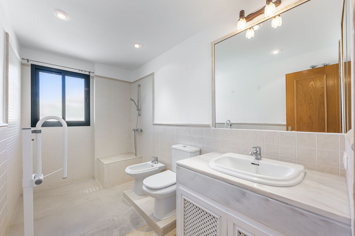 3 Bedroom Apartment in San Pedro de Alcántara - Photo 26