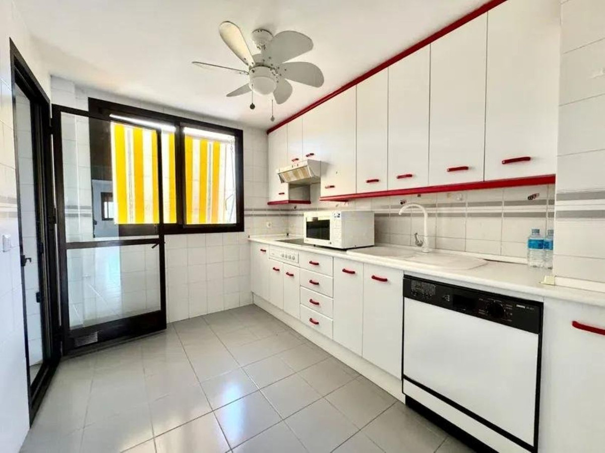 2 Bedroom Apartment in Torremolinos - Photo 8