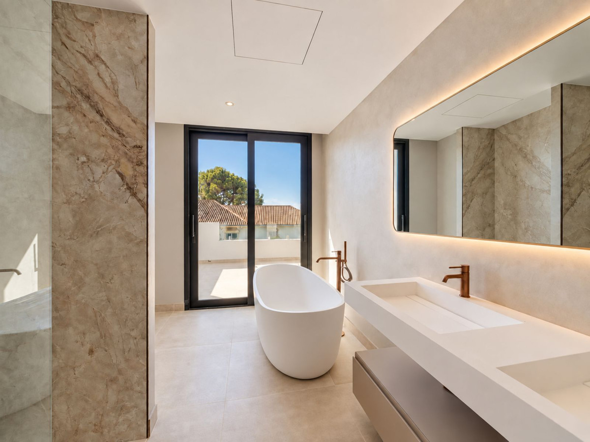 5 Bedroom Villa in Marbella - Photo 20