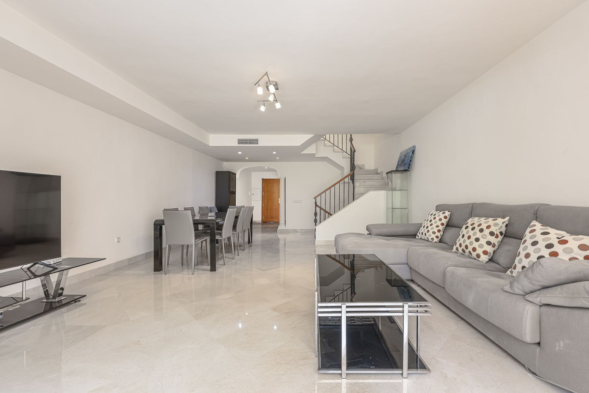 4 Bedroom Townhouse in Marbella - Photo 9