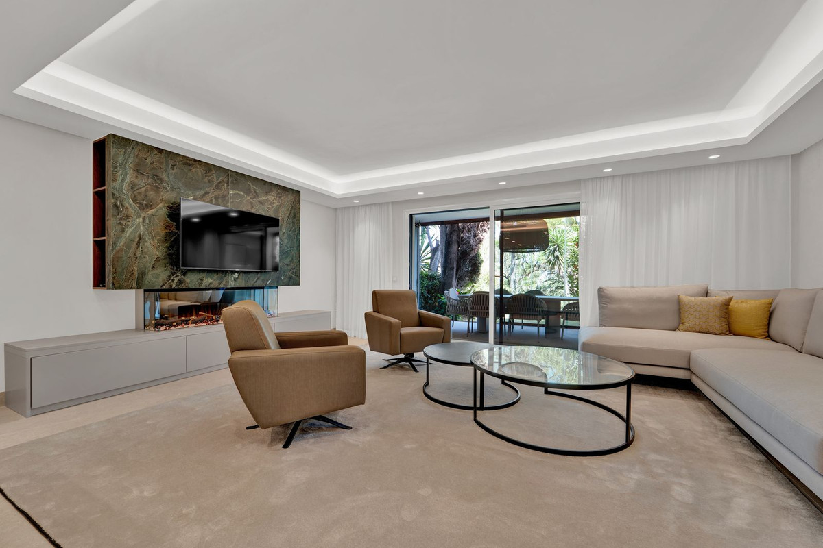 4 Bedroom Townhouse in Estepona - Photo 4