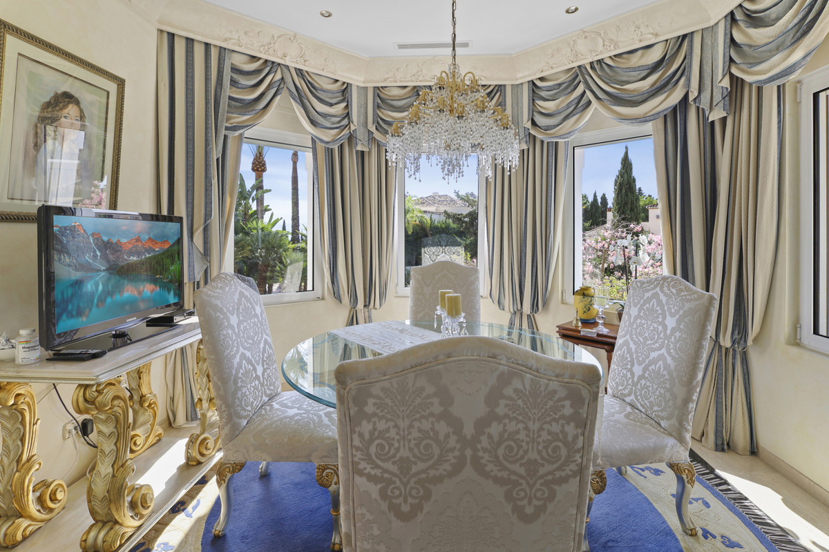 5 Bedroom Villa in Estepona - Photo 15