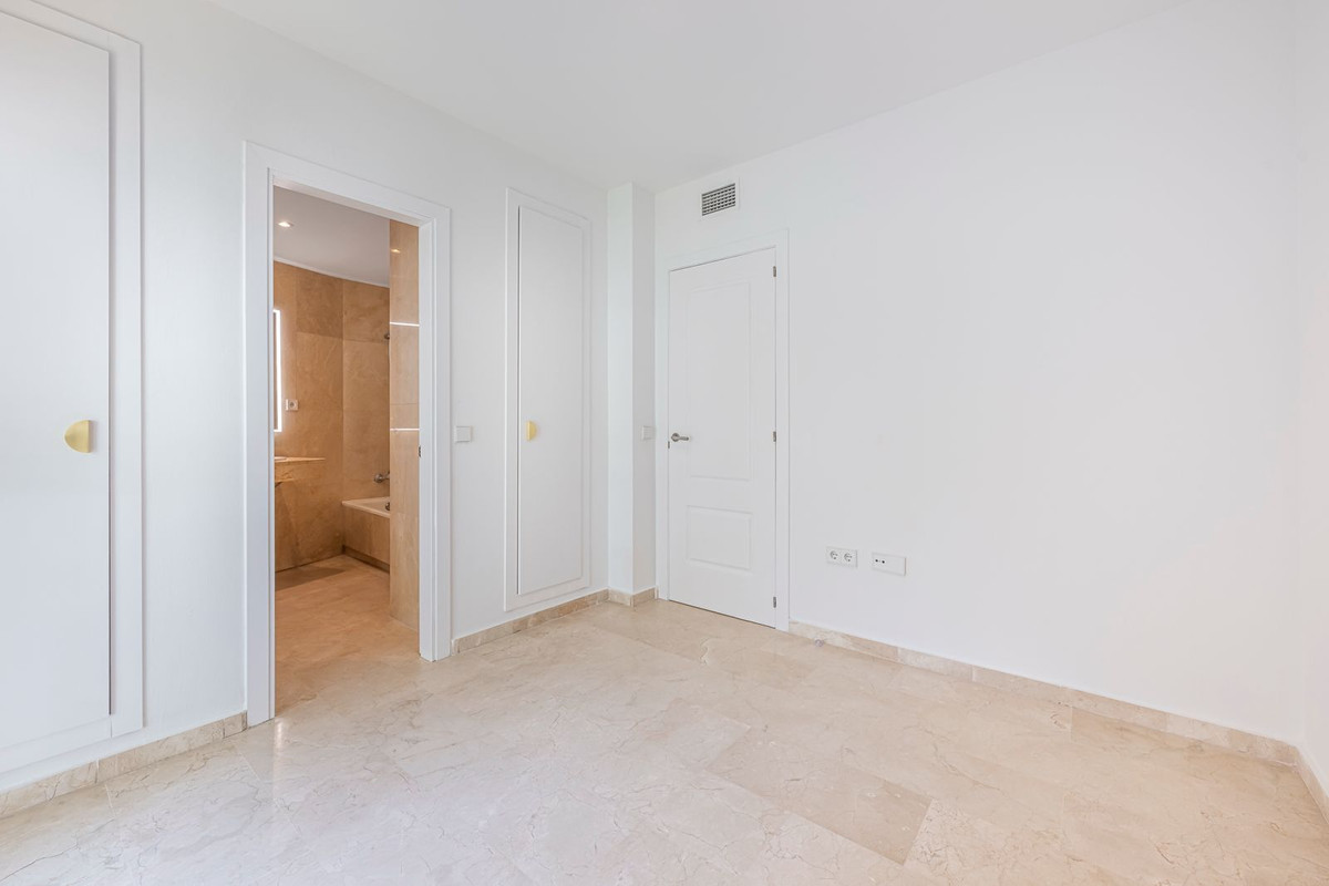 2 Bedroom Apartment in Estepona - Photo 20