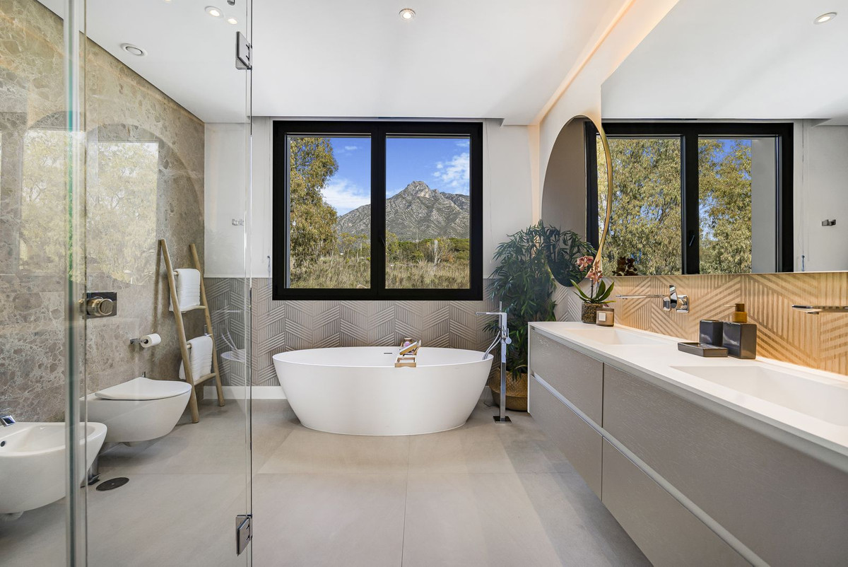 6 Bedroom Villa in Marbella - Photo 31
