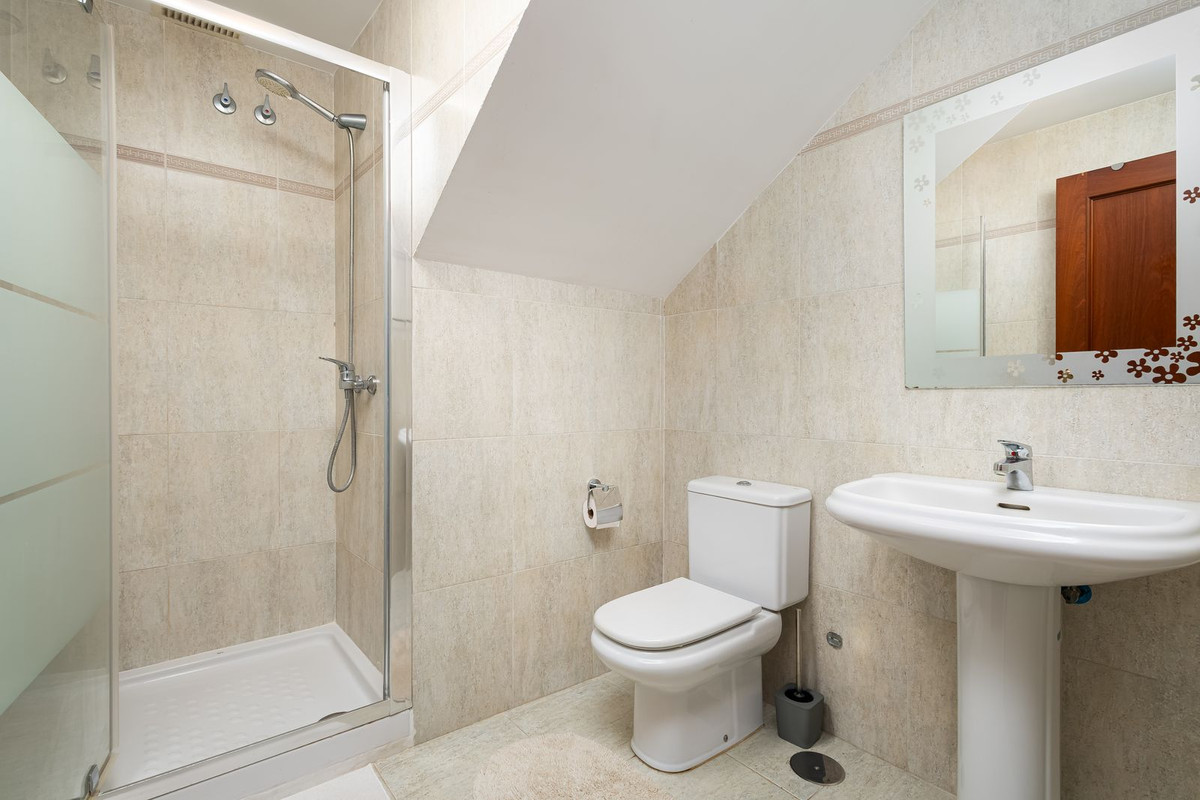 2 Bedroom Penthouse in Fuengirola - Photo 11