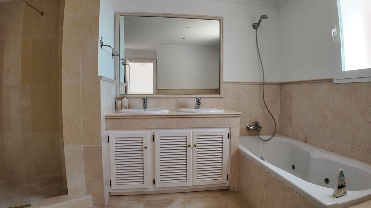 4 Bedroom Townhouse in Benahavís - Photo 44