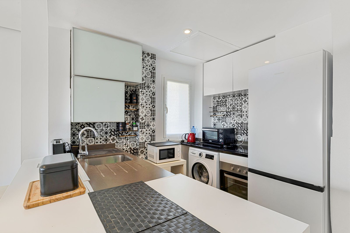 1 Bedroom Apartment in Benahavís - Photo 3
