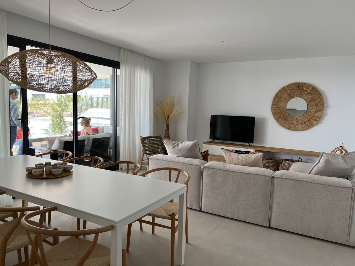 4 Bedroom Apartment in Estepona - Photo 9