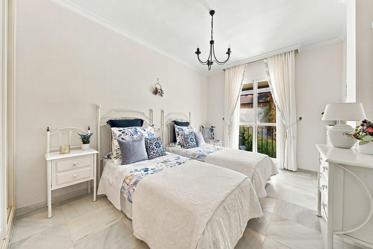 2 Bedroom Apartment in Marbella - Photo 22